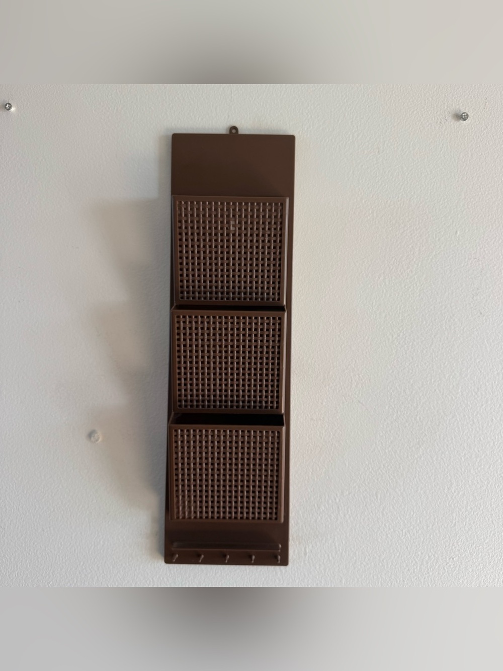 Vintage FESCO 6333 Brown Wall Mount Mail Organizer Letter Holder Key Hooks USA - Picture 2 of 10